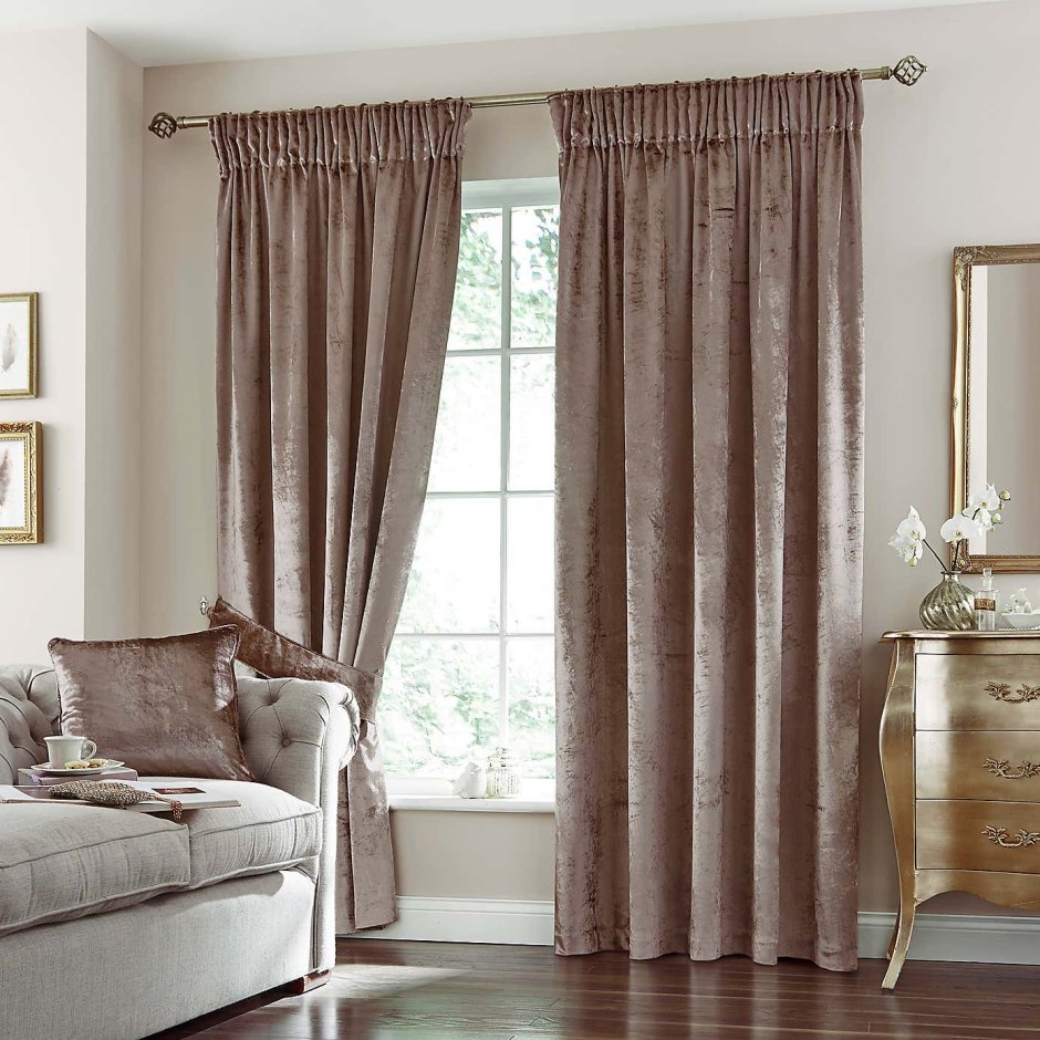 Бархатные портьеры в интерьере бежевые