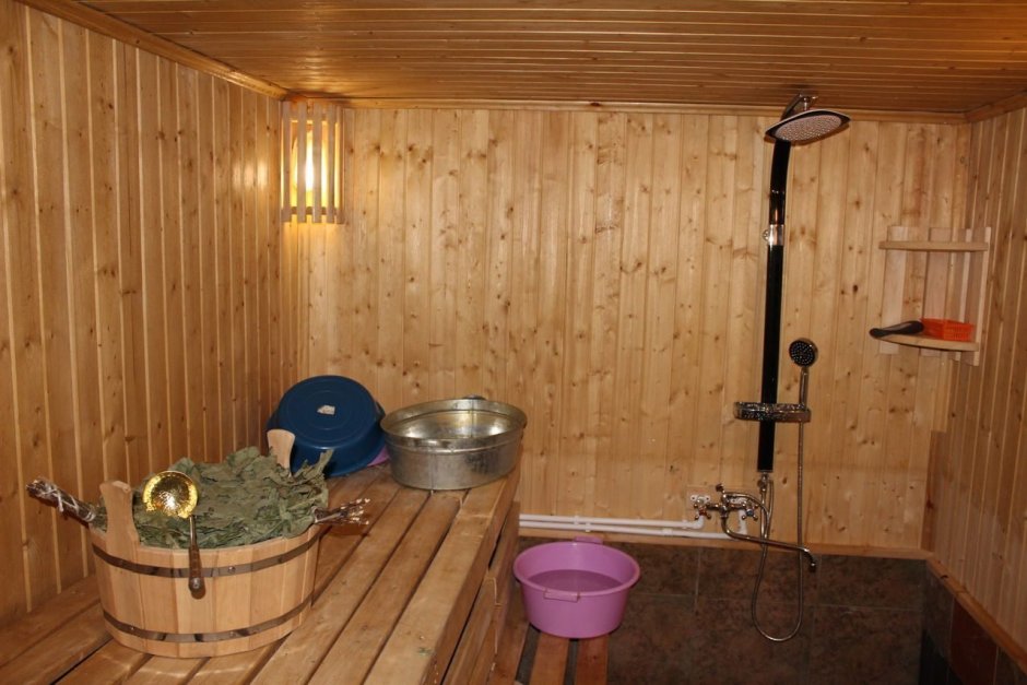 Маленькая баня с помывочной и парилкой