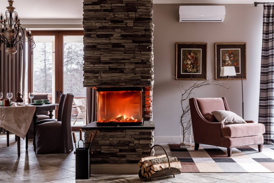 Камин в Камне в интерьере