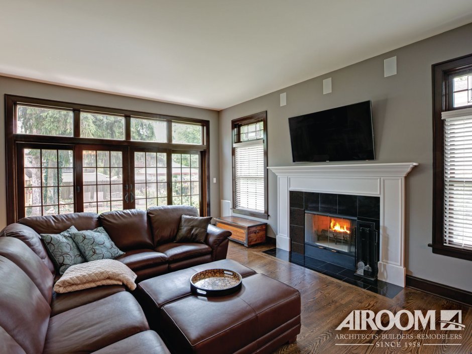 Гостиная с камином и кожаными диванами