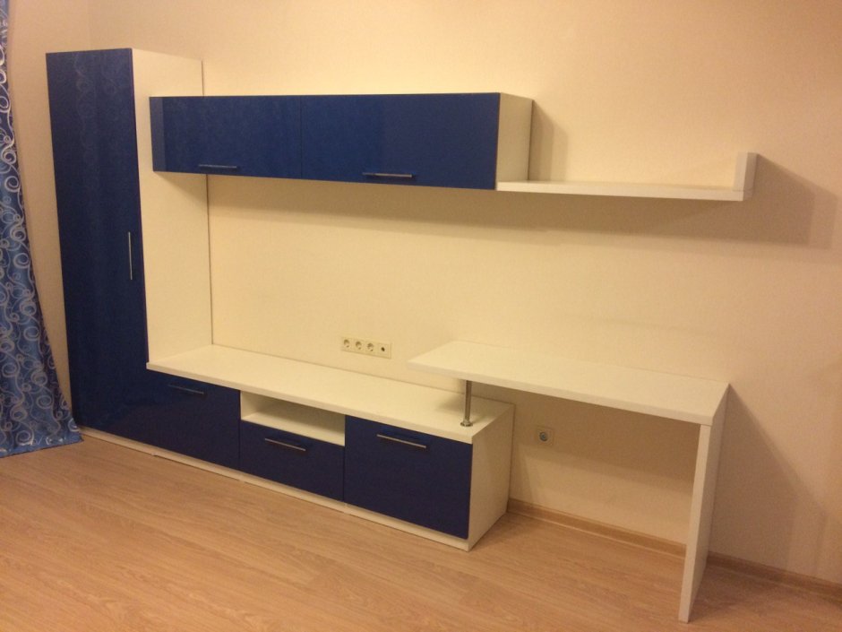 Стенка в зал с компьютерным столом