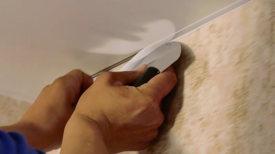 Монтаж маскировочной ленты для натяжных потолков