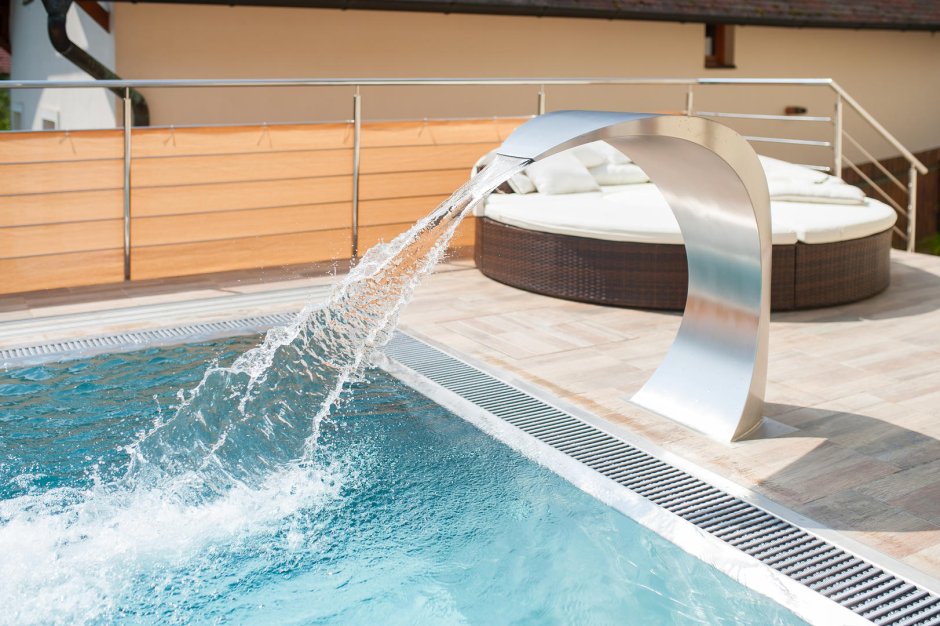 Бассейн с массажными струями