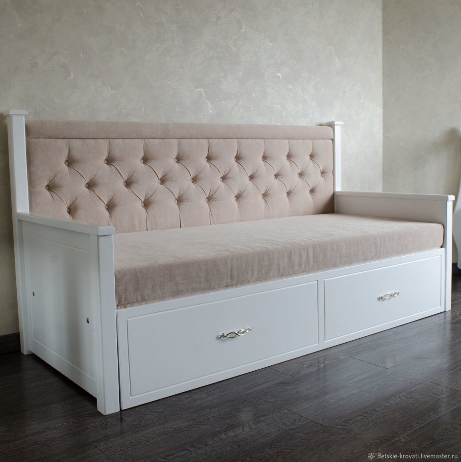 Детская кровать с мягкой спинкой