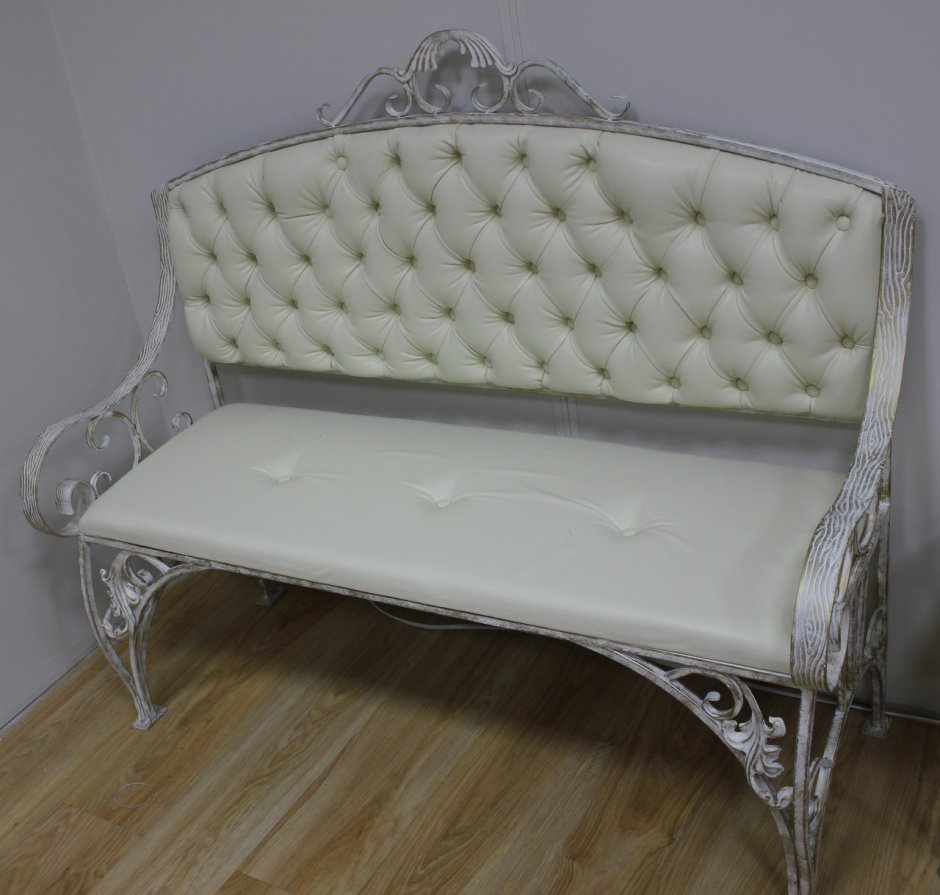 Кованый диванчик в прихожую