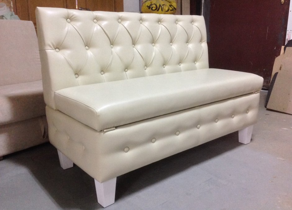 Кожаный диванчик в прихожую