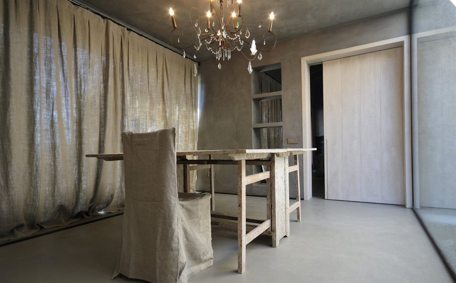 Микроцемент в интерьере гостиной