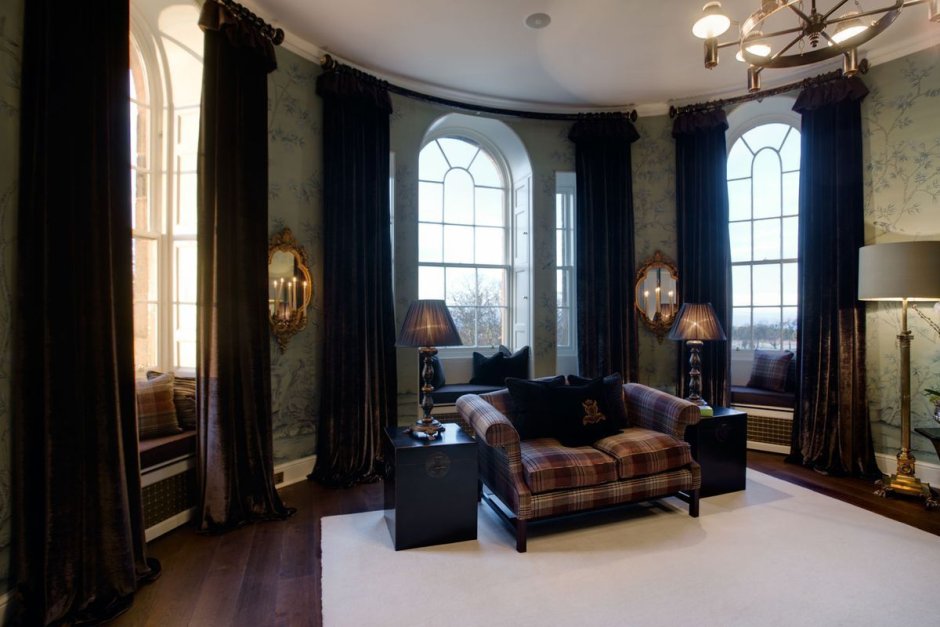 Комната окна в готическом стиле