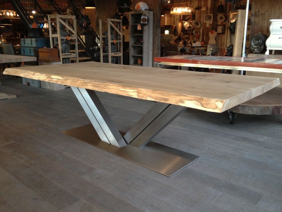Деревянный стол на металлическом каркасе