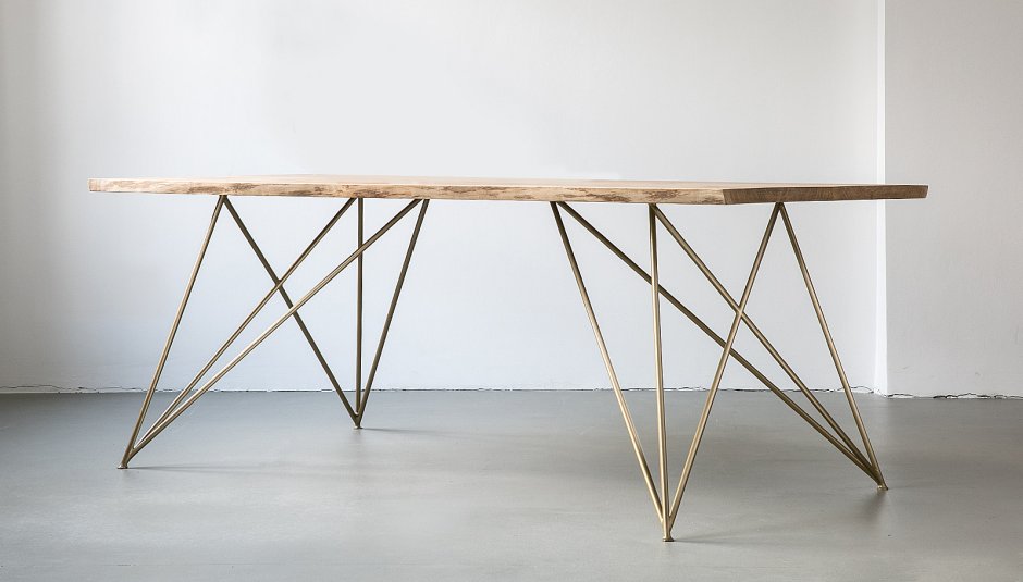 Стол на тонких металлических ножках дизайнерский