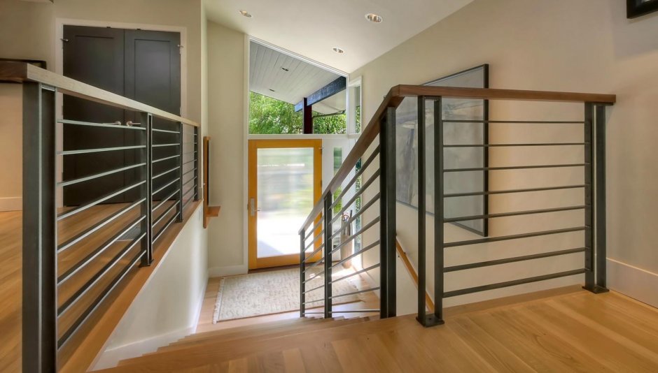 Комбинированные перила из металла и дерева