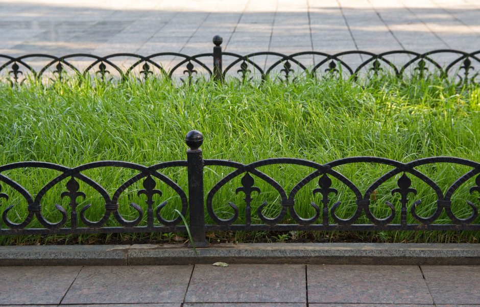 Кованые ограждения для клумб и газонов