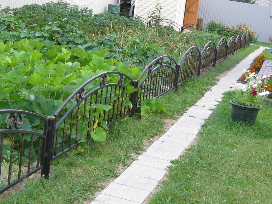 Кованый заборчик для клумбы