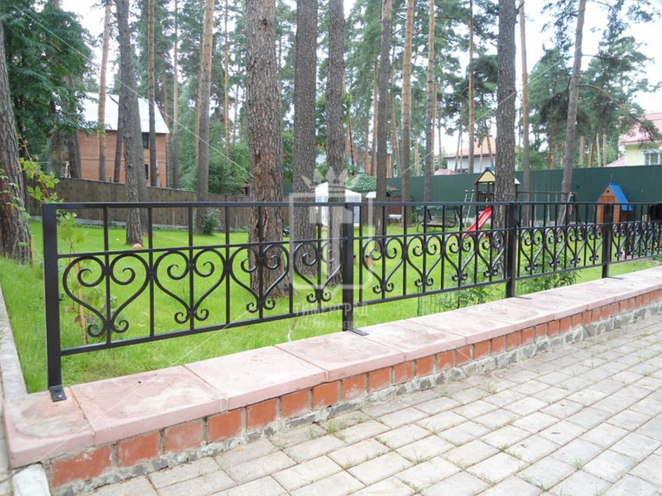 Кованое ограждение газона