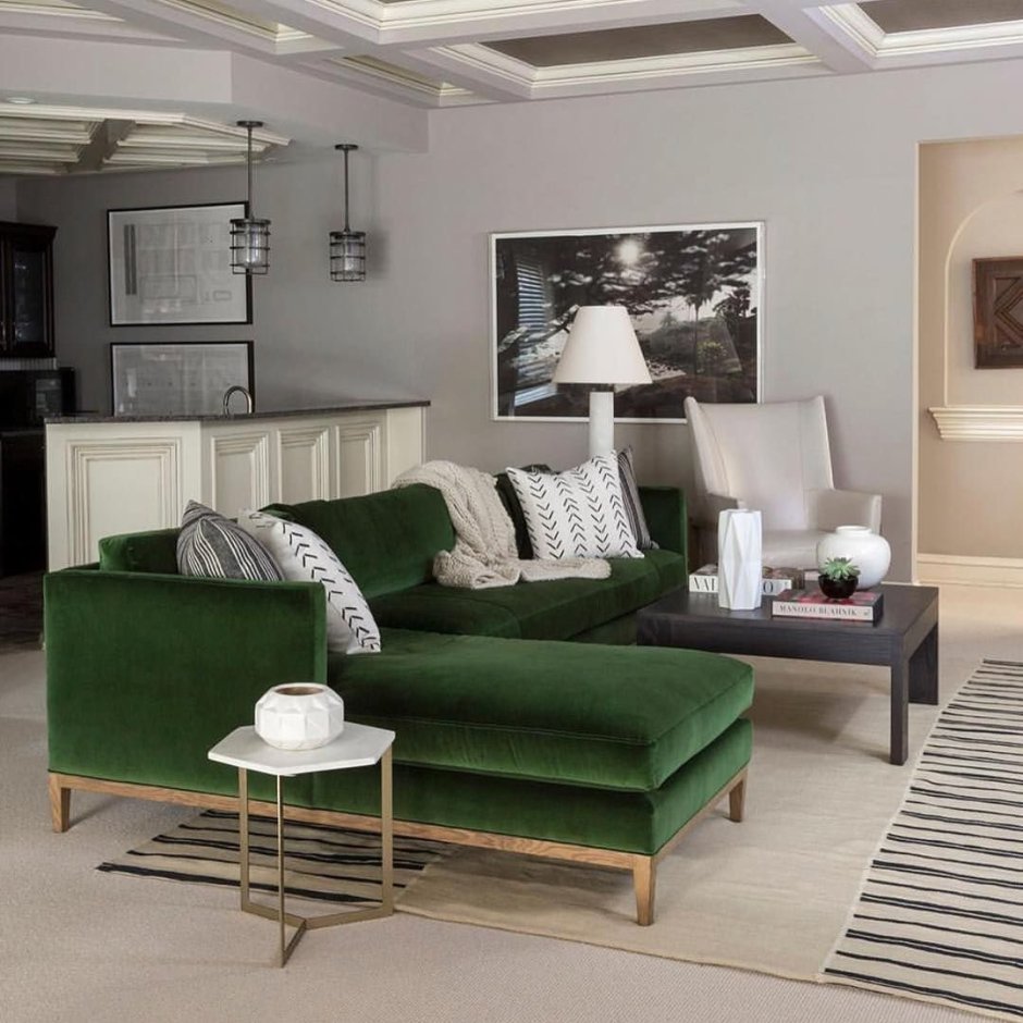 Зеленый диван в интерьере