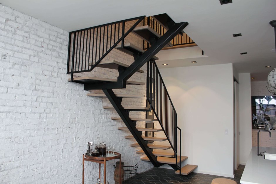 Лестницы на второй этаж на металлическом каркасе