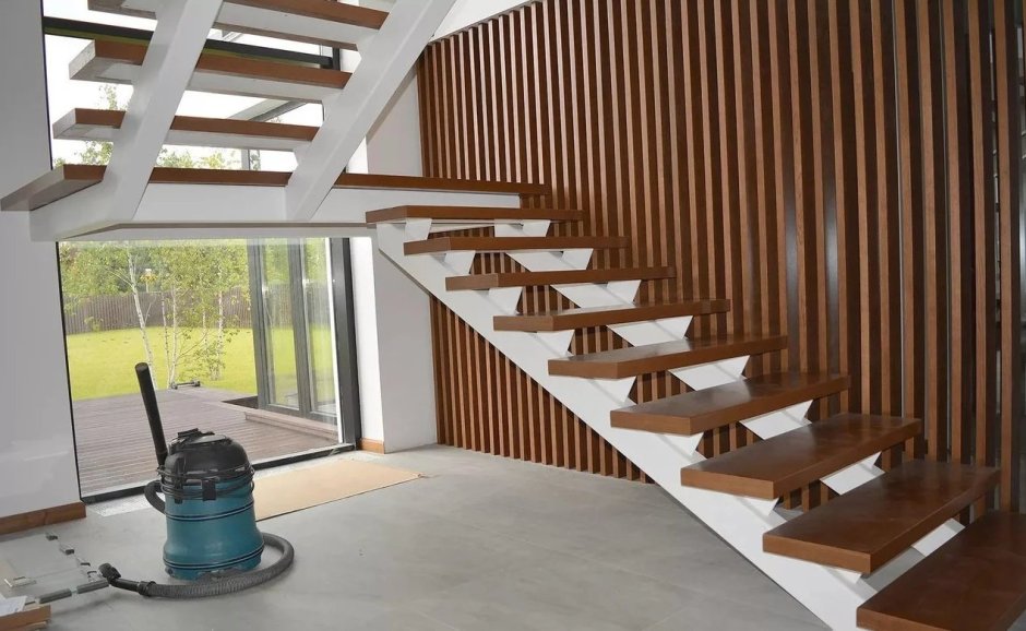 Лестница на 2 этаж на косоурах