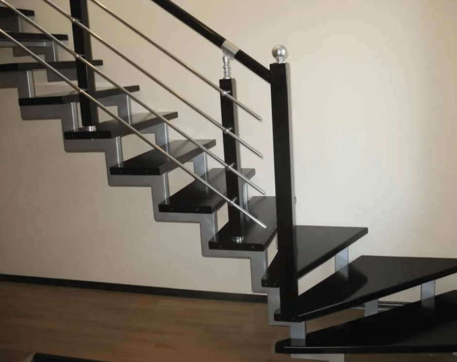 Металлический каркас для лестницы с забежными ступенями