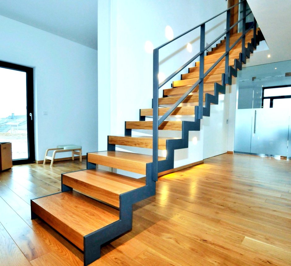 Лестница на второй этаж на косоурах