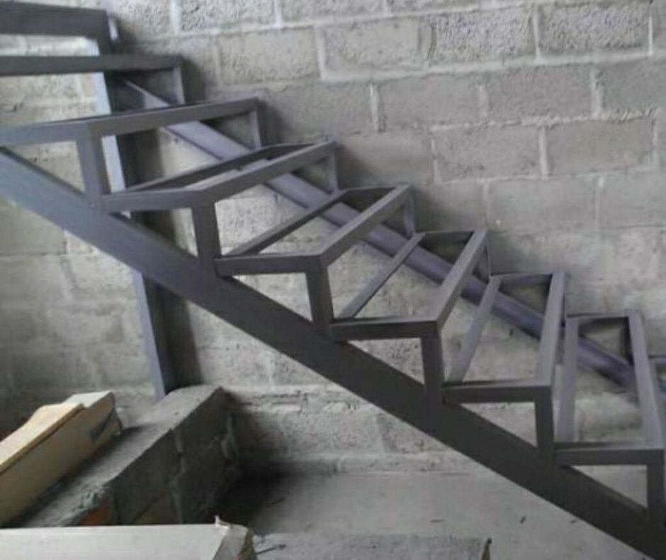 Ступени косоур из профильной трубы 40 40