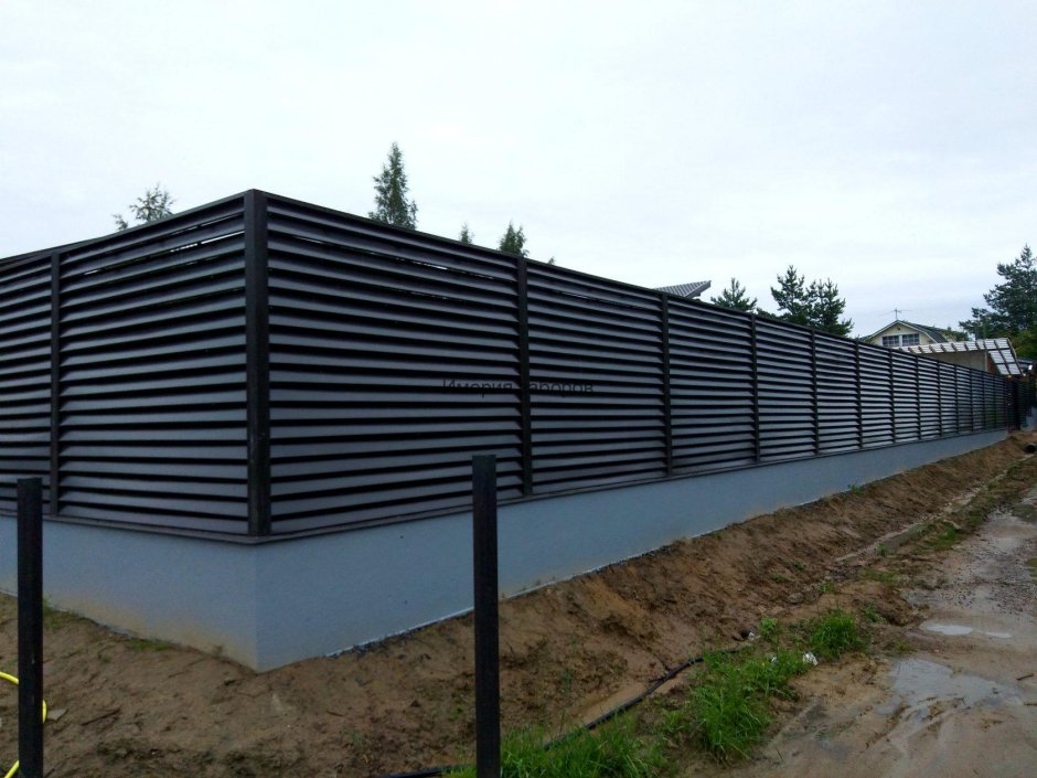 Забор жалюзи с металлическими столбами