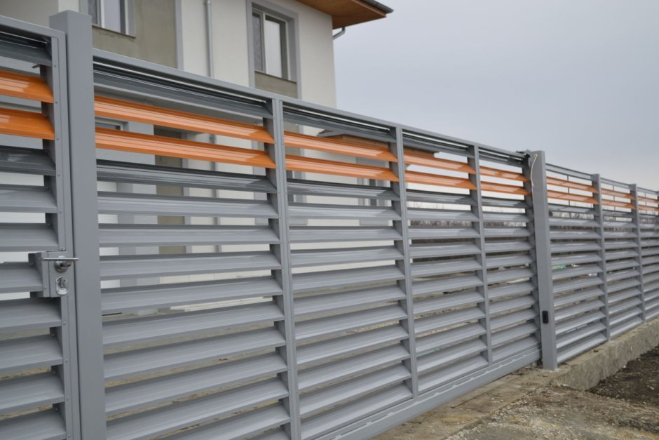 Забор из ламелей металлических
