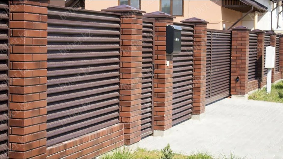 Двухсторонний забор из доски за погонный метр цена за работу