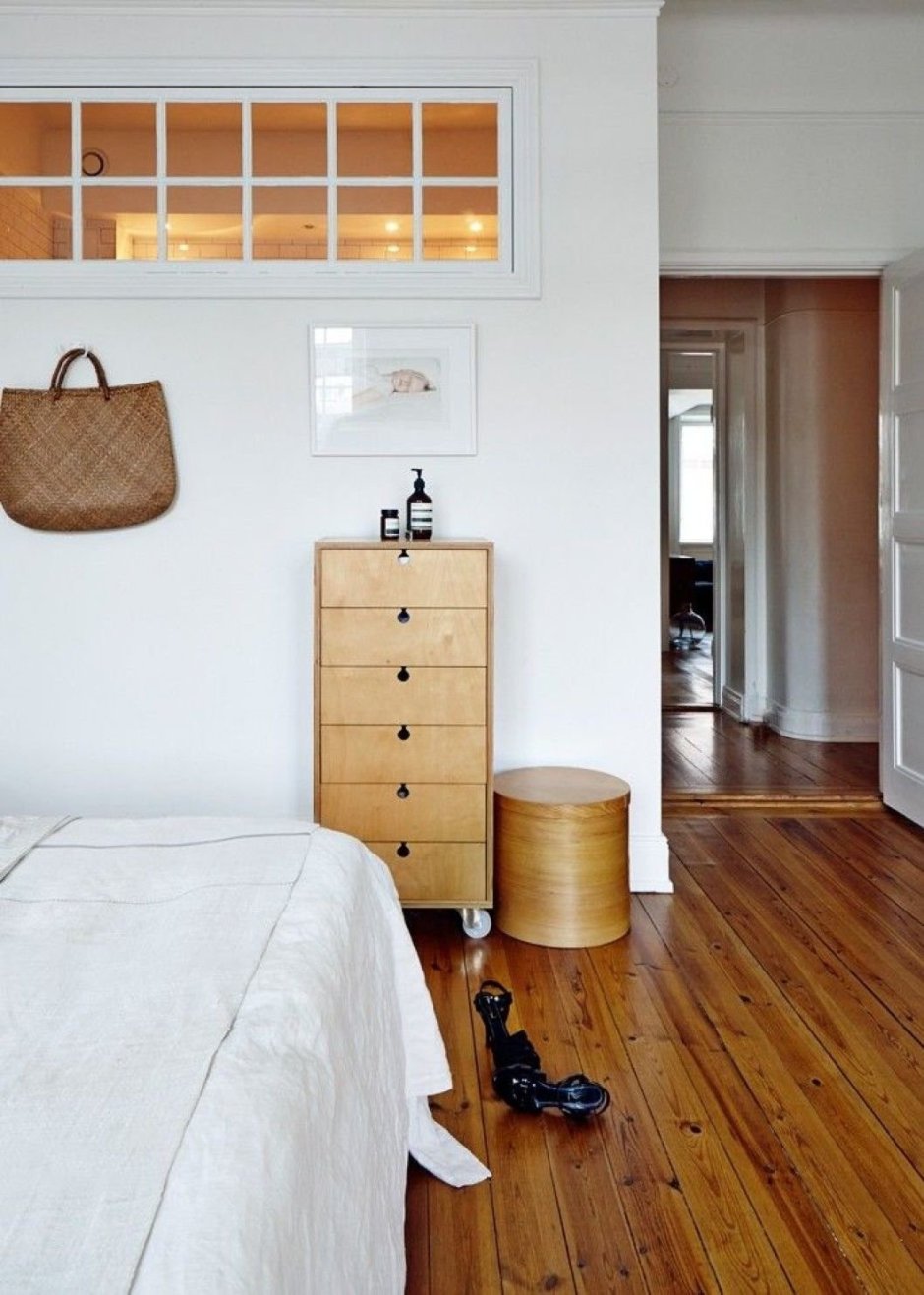 Окно в стене между комнатами