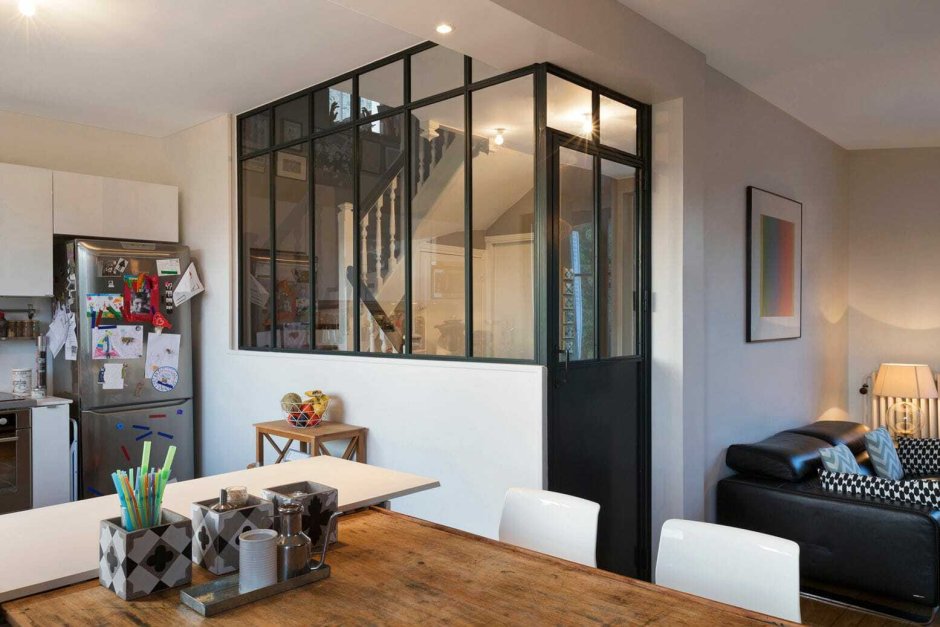 Гостиная со стеклянной перегородкой