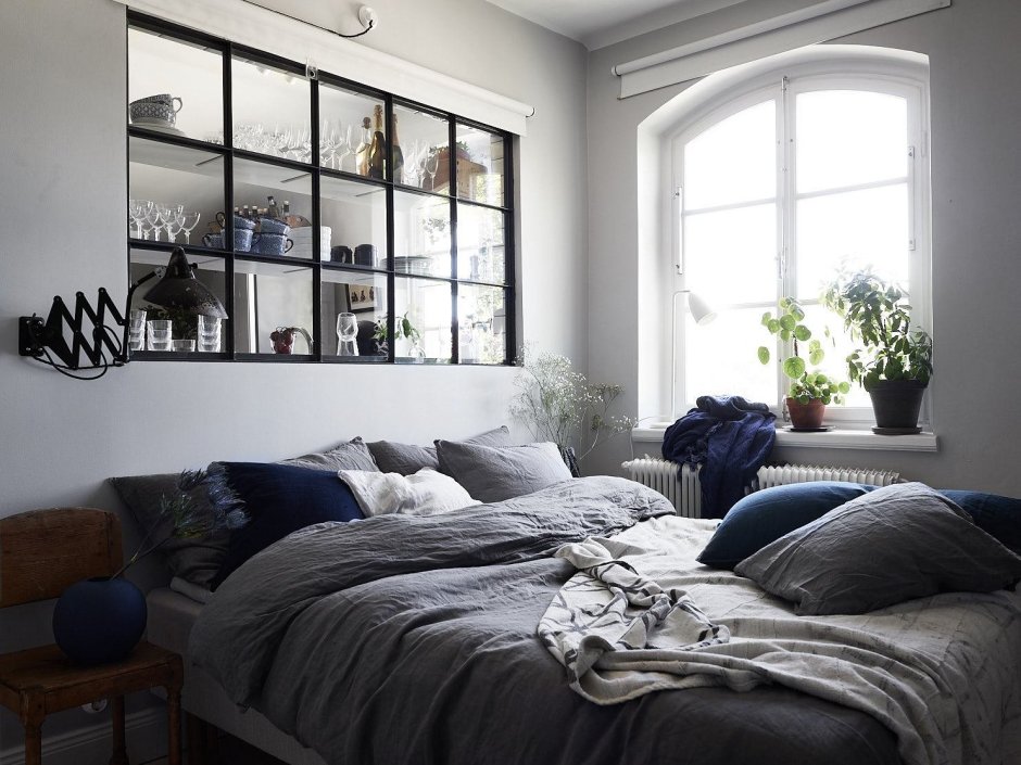 Окно между спальней и комнатой