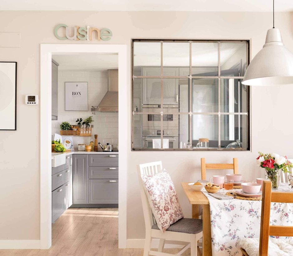 Окно между кухней и гостиной