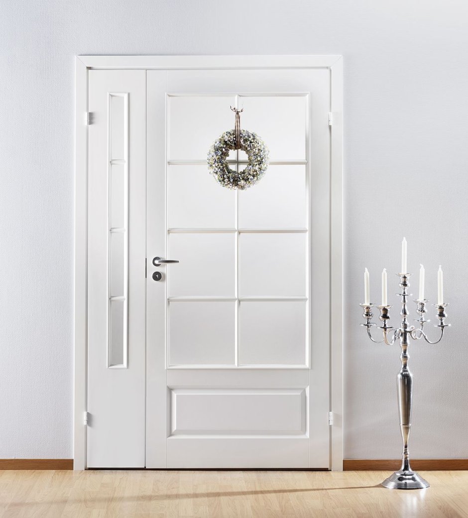 Белые двери со стеклом в интерьере