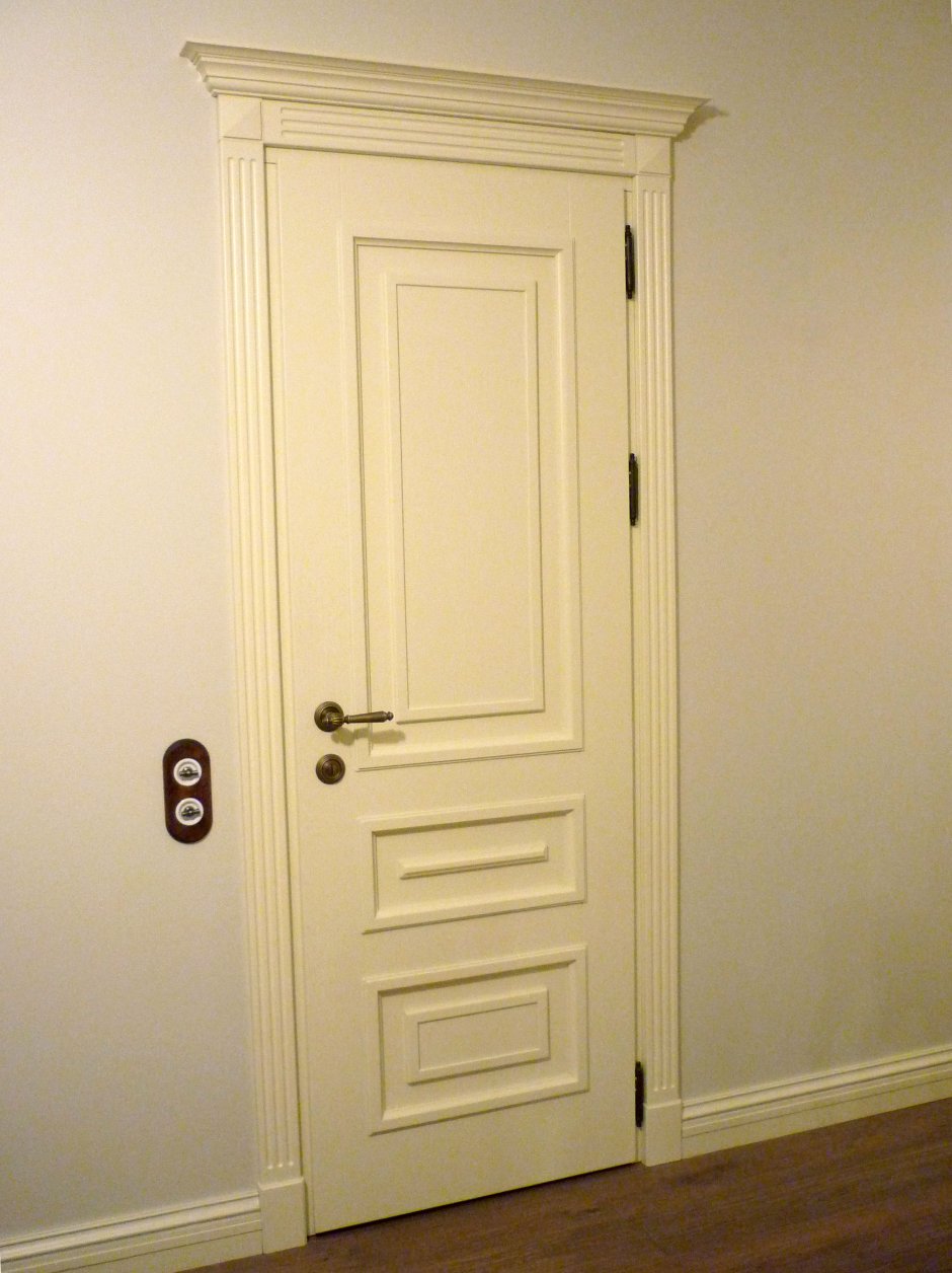 Белая деревянная дверь