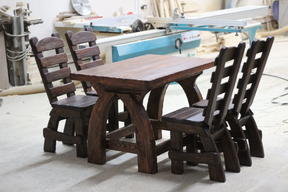 Столы и стулья из дерева