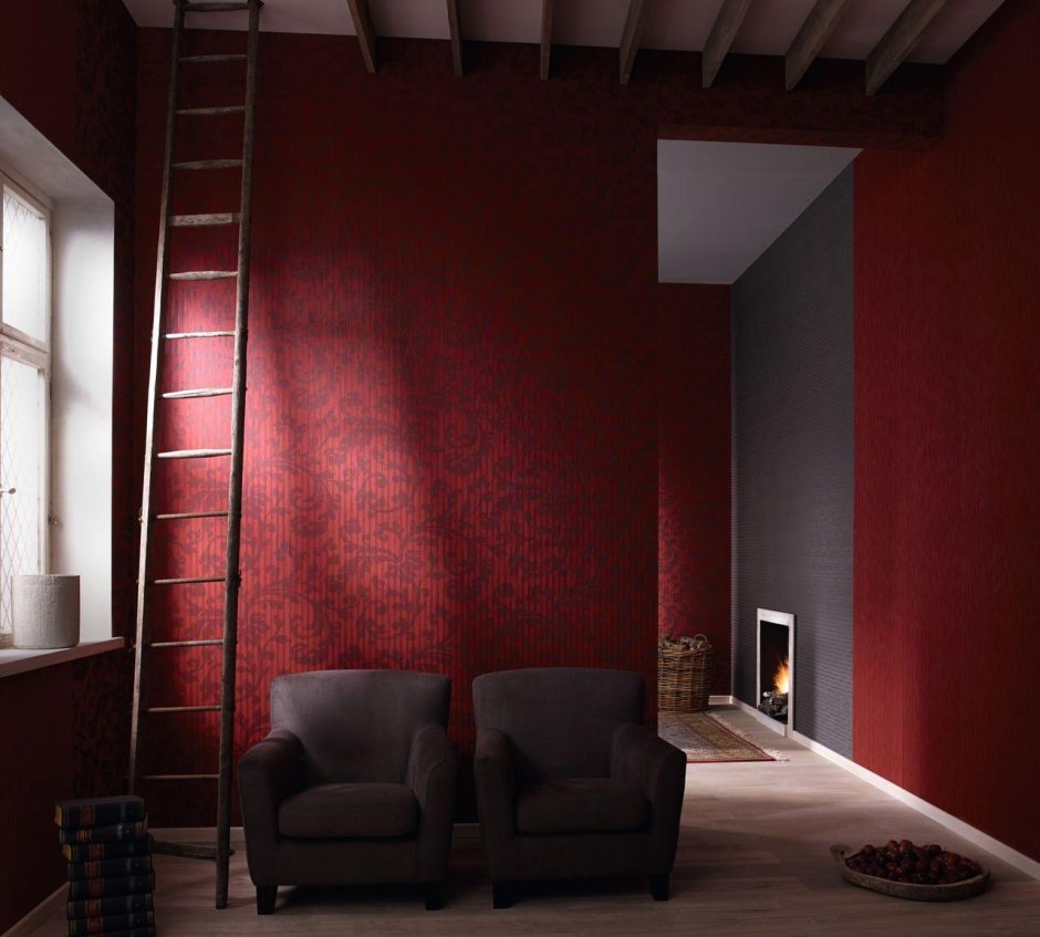 Комната с бордовыми стенами