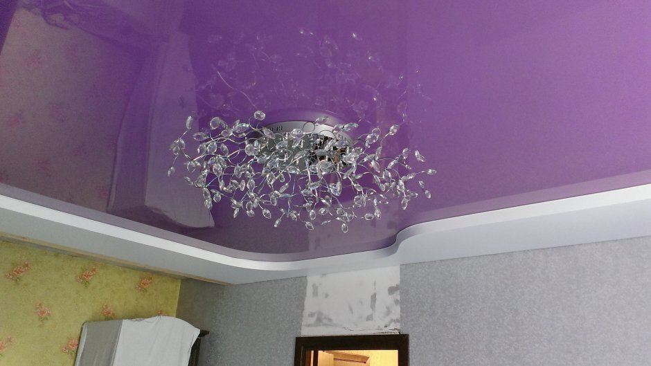 Фиолетовый натяжной потолок