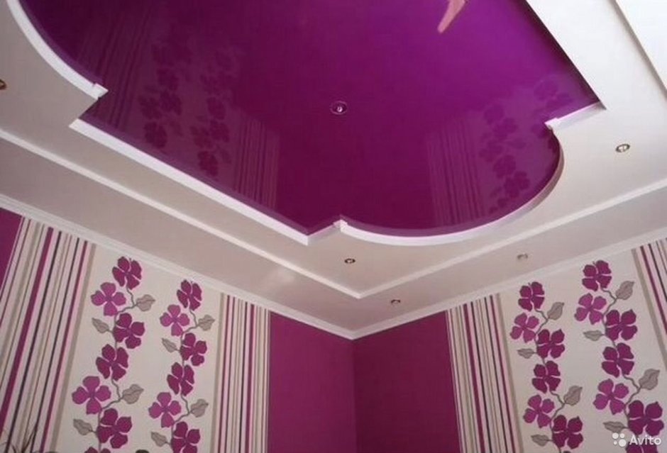 Фиолетовый глянцевый потолок