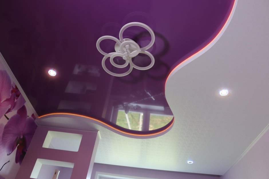 Двухуровневый цветной натяжной потолок