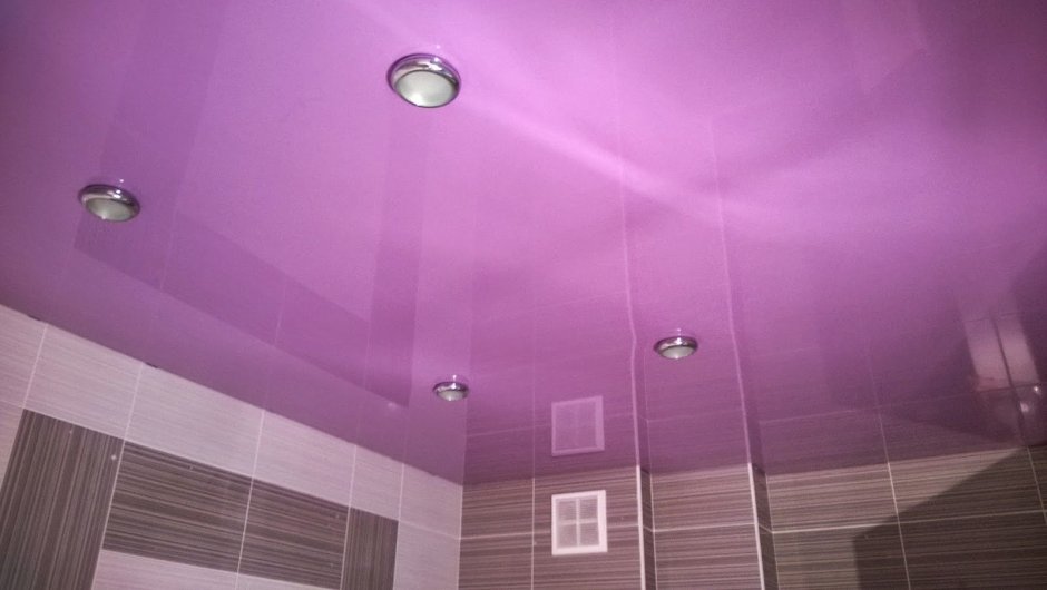 Фиолетовый глянцевый потолок