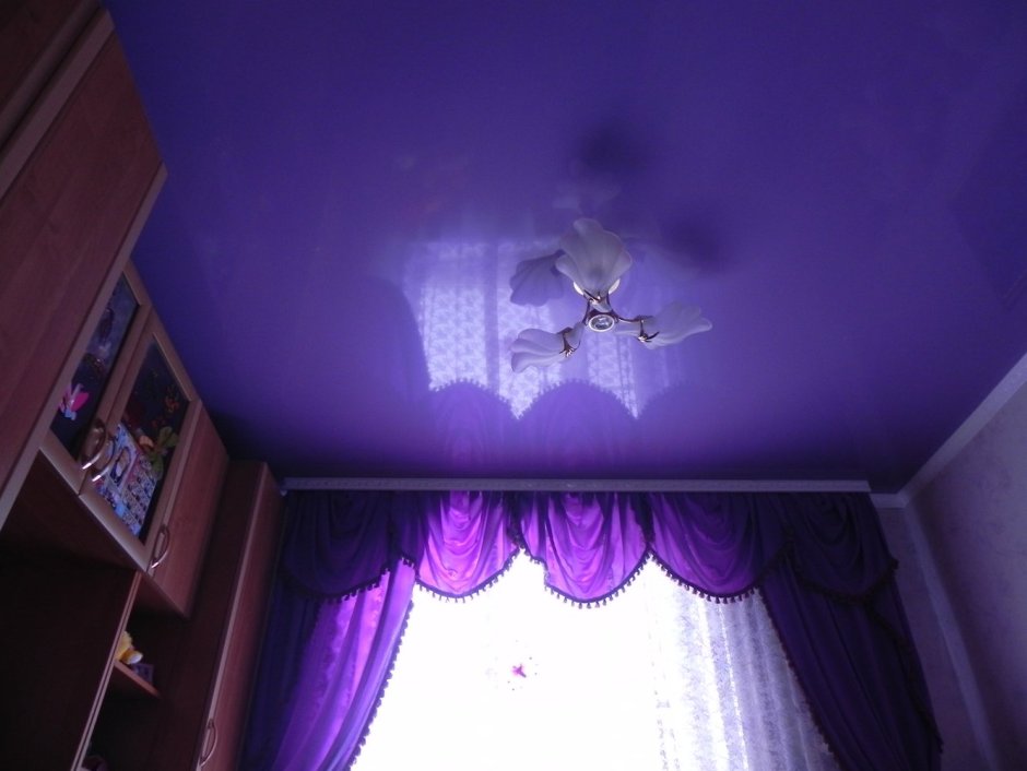 Фиолетовый натяжной потолок