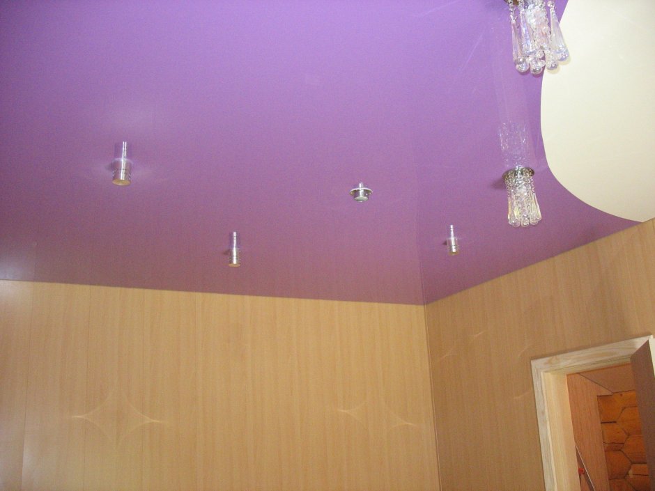 Сиреневый глянцевый потолок