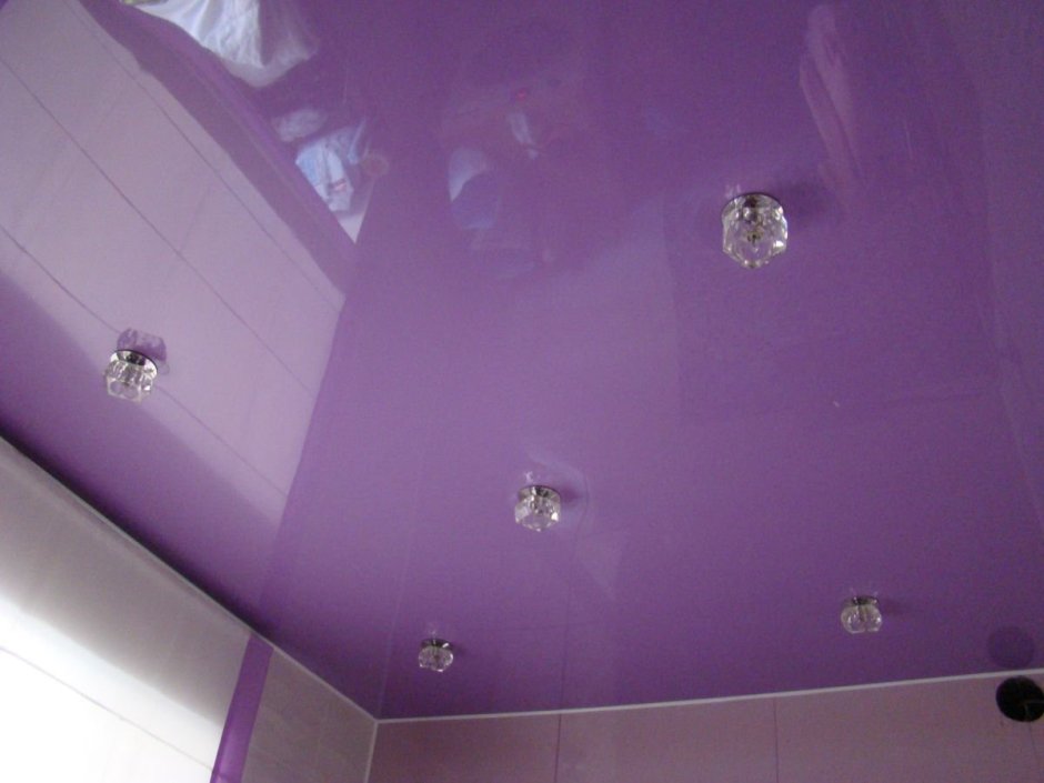 Натяжные потолки сиреневого цвета