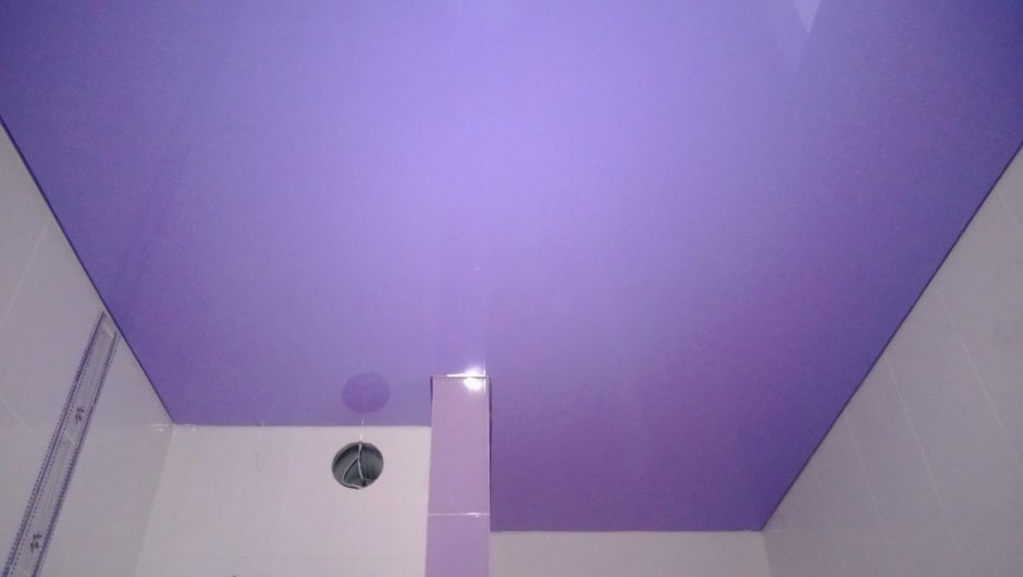 Сиреневый глянцевый натяжной потолок