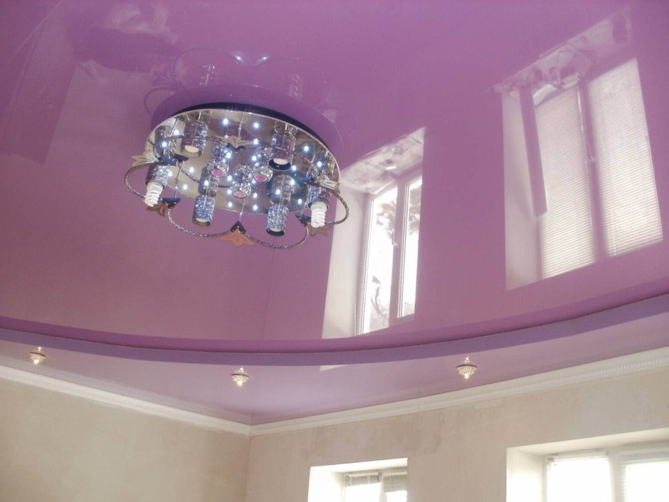Фиолетовый глянцевый потолок