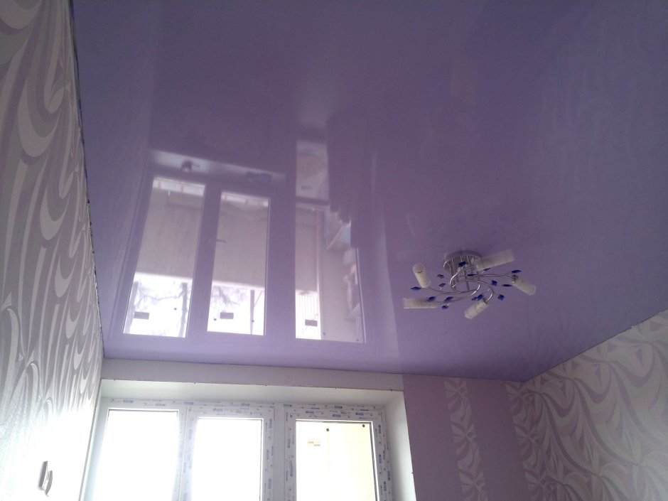 Фиолетовый натяжной потолок