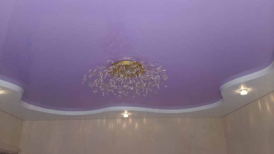 Сиреневый потолок натяжной в зале