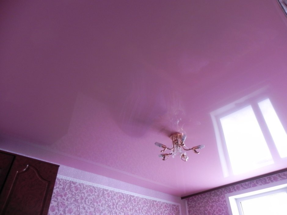 Натяжные потолки фиолетового цвета