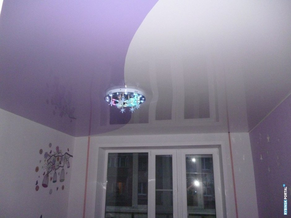 Двухцветные натяжные потолки