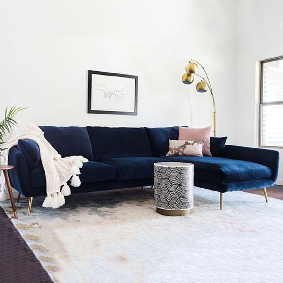 Синий велюровый диван в интерьере