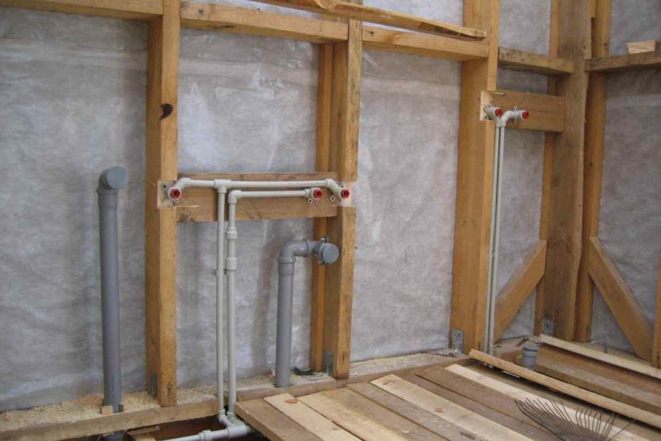 Прокладка труб в каркасном доме